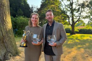 Karin Becker und ihr Guide präsentieren stolz ihre Trophäen
